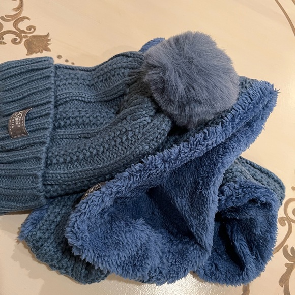 UGG Blue pom pom hat infinity scarf set NWT - Picture 2 of 4